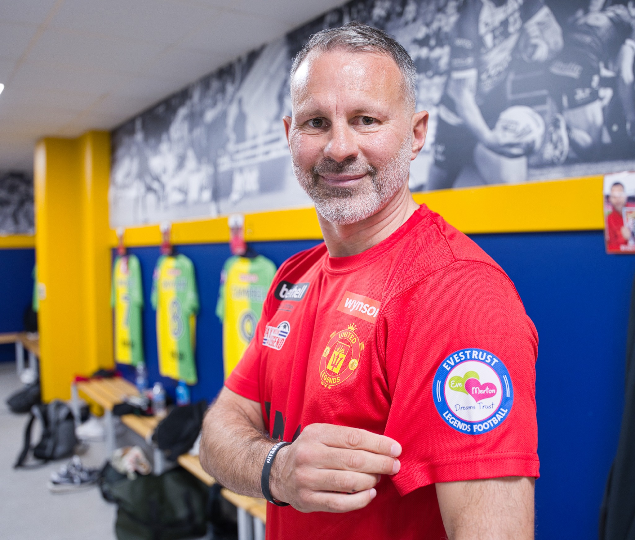 Ryan Giggs Signs For United Legends